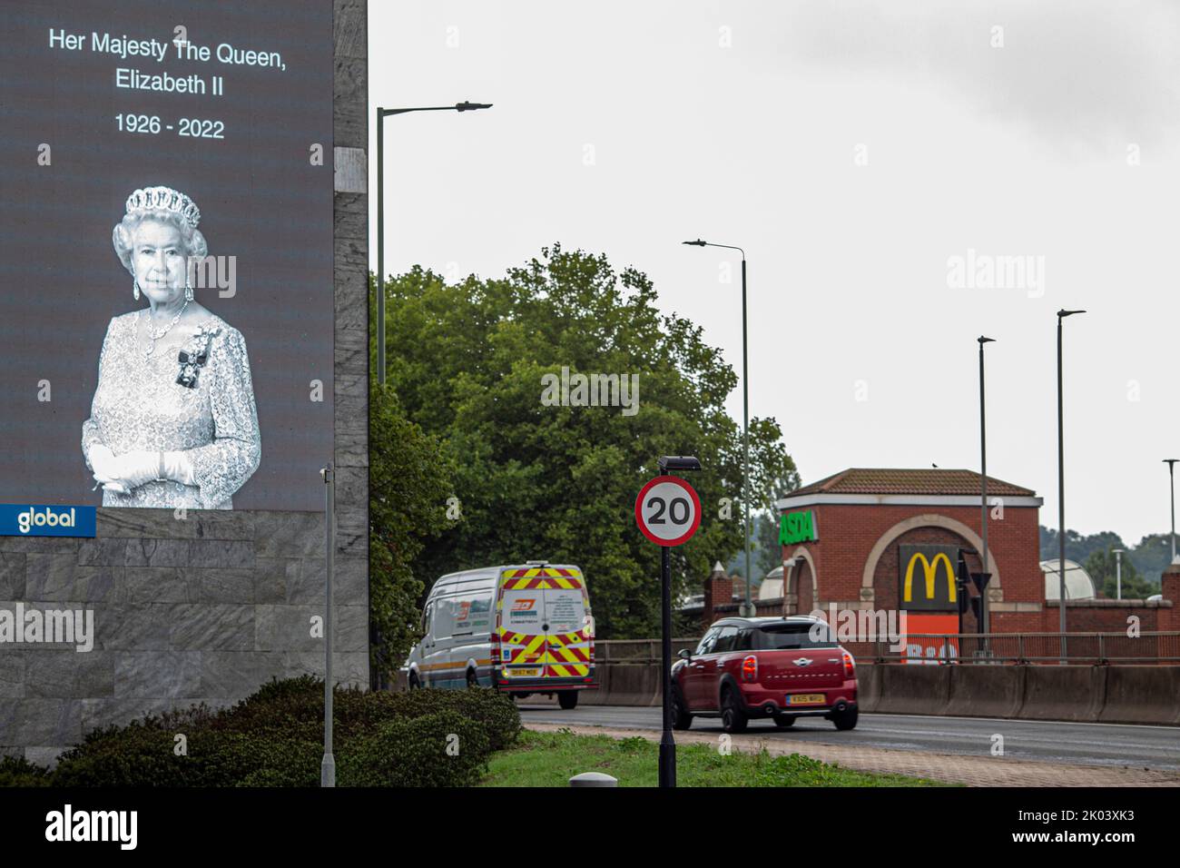 Londres, Royaume-Uni. 9 septembre 2022. Un portrait de sa Majesté la reine Elizabeth II est exposé au A3 London Road en hommage alors que la nation commence une période de deuil de 10 jours. La reine Elizabeth est décédée le mercredi 8 septembre, le plus long monarque britannique au service et sera remplacé par son fils. Photo: Horst A. Friedrichs Alay Live News Banque D'Images