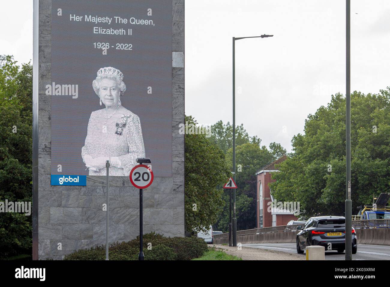 Londres, Royaume-Uni. 9 septembre 2022. Un portrait de sa Majesté la reine Elizabeth II est exposé au A3 London Road en hommage alors que la nation commence une période de deuil de 10 jours. La reine Elizabeth est décédée le mercredi 8 septembre, le plus long monarque britannique au service et sera remplacé par son fils. Photo: Horst A. Friedrichs Alay Live News Banque D'Images
