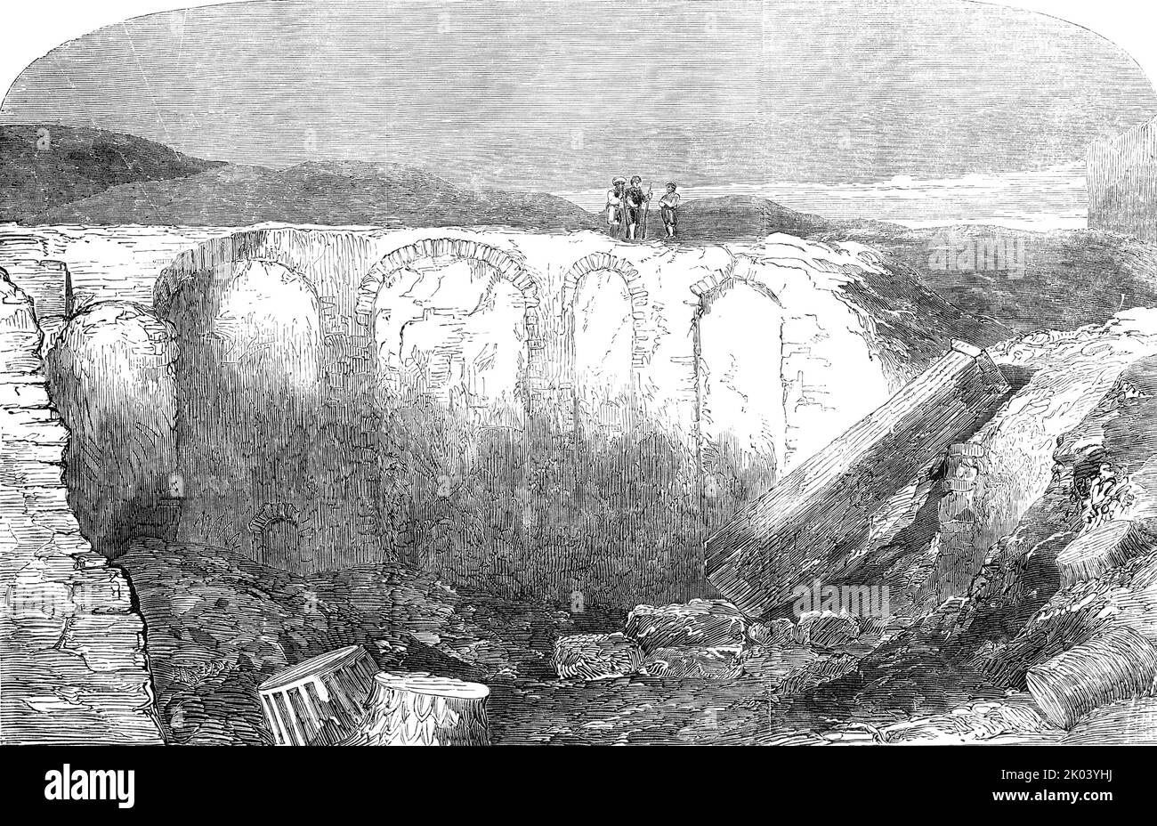 Vestiges récemment découverts de la bibliothèque d'Alexandrie, 1854. Vestiges archéologiques dans la ville d'Alexandrie, Egypte. '... quelques mois après, les hommes ont employé des fondations de creusage près du consulat britannique, est venu sur quelques ruines très importantes... murs massifs de briques, de nombreuses arches, des portions de plafonds plâtrés, fragments de matière vitrifiée et carbonée - dans certains endroits portant des marques apparemment faites par contact étroit avec les bords des livres anciens, alors que dans un état de semi-fusion; colonnes monolithiques très fines de granit rouge; et de grandes masses de pierre - très comme celui maintenant utilisé dans les contre Banque D'Images