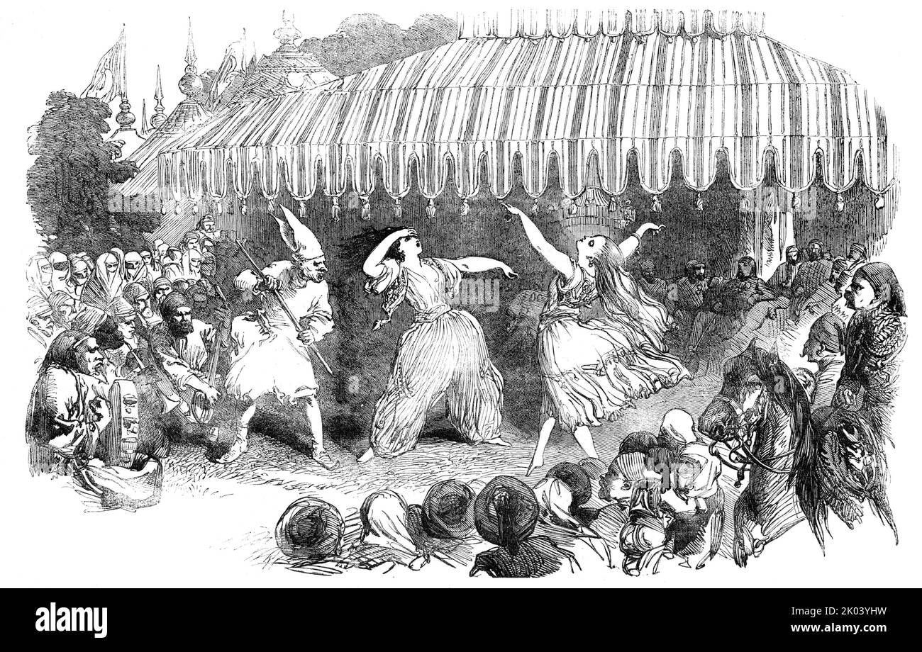 Mariage de la fille du Sultan - Fete à Baltaliman, 1854. Célébrations à Constantinople pour le mariage de Fatma Sultan, 14 ans, et Ali Galip Pasha. Vue de '...une des fêtes de la mariée, donnée à l'arrière du Palais de Baltaliman, dans un grand champ, où des centaines de tentes, dans le style européen, avaient été érigées...les danseurs jouent tous les deux les castanets. L'arène est fréquentée par un clown... des spectateurs se rassemblent autour de la tente... des musiciens, assis sur le terrain, jouent des guitares, des clarionets, des tambourins et chantent le plus déracinement. La même scène a lieu avant chaque tente simultanément ou suce Banque D'Images