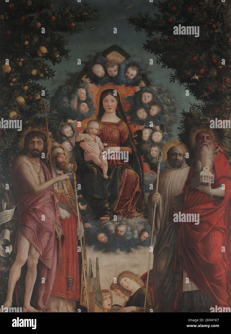 Madonna en gloire avec Saint Jean-Baptiste, Saint Grégoire le Grand, Saint Benoît et Saint Jérôme, 1497. Trouvé dans la collection de la Pinacoteca del Castello Sforzesco, Milan. Banque D'Images