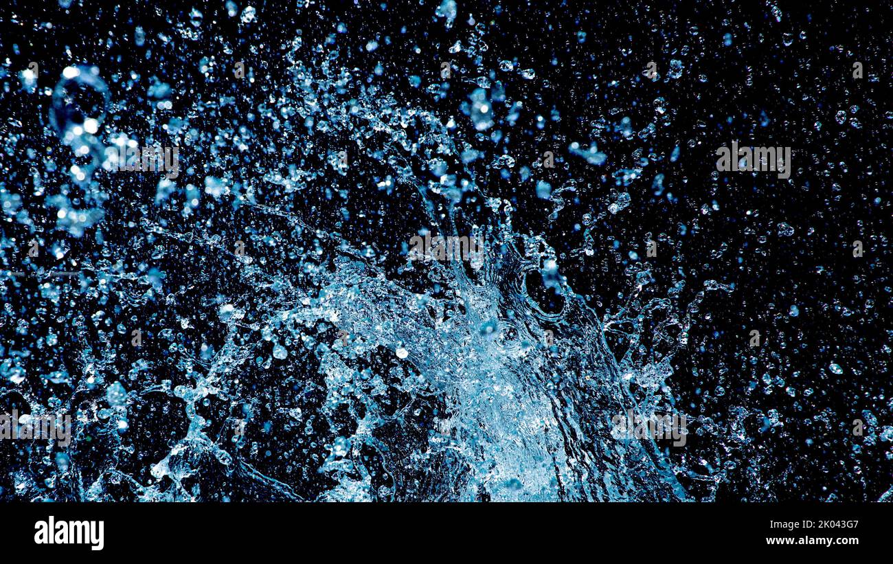 L'eau sauvage tombe sur un fond noir Banque D'Images