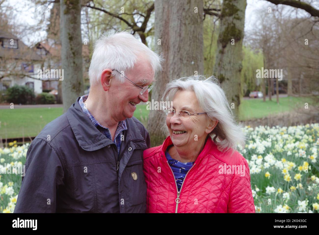 couple retraité souriant dans le parc Banque D'Images