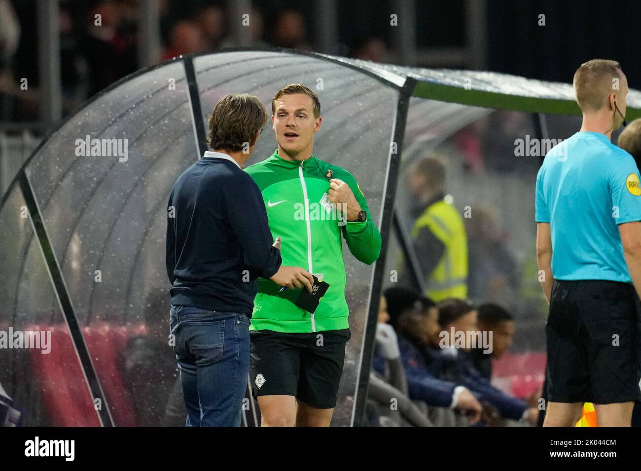 ALMERE, PAYS-BAS - SEPTEMBRE 9 : Tim visser 4th officiel avec Alex Pastoor Headcoach de la ville d'Almere pendant le match néerlandais de Keukenkampioosdivision entre Almere et Telstar à Yanmar Stadion 9 septembre 2022 à Almere, pays-Bas (photo de Patrick Goossen/Orange Pictures) Banque D'Images