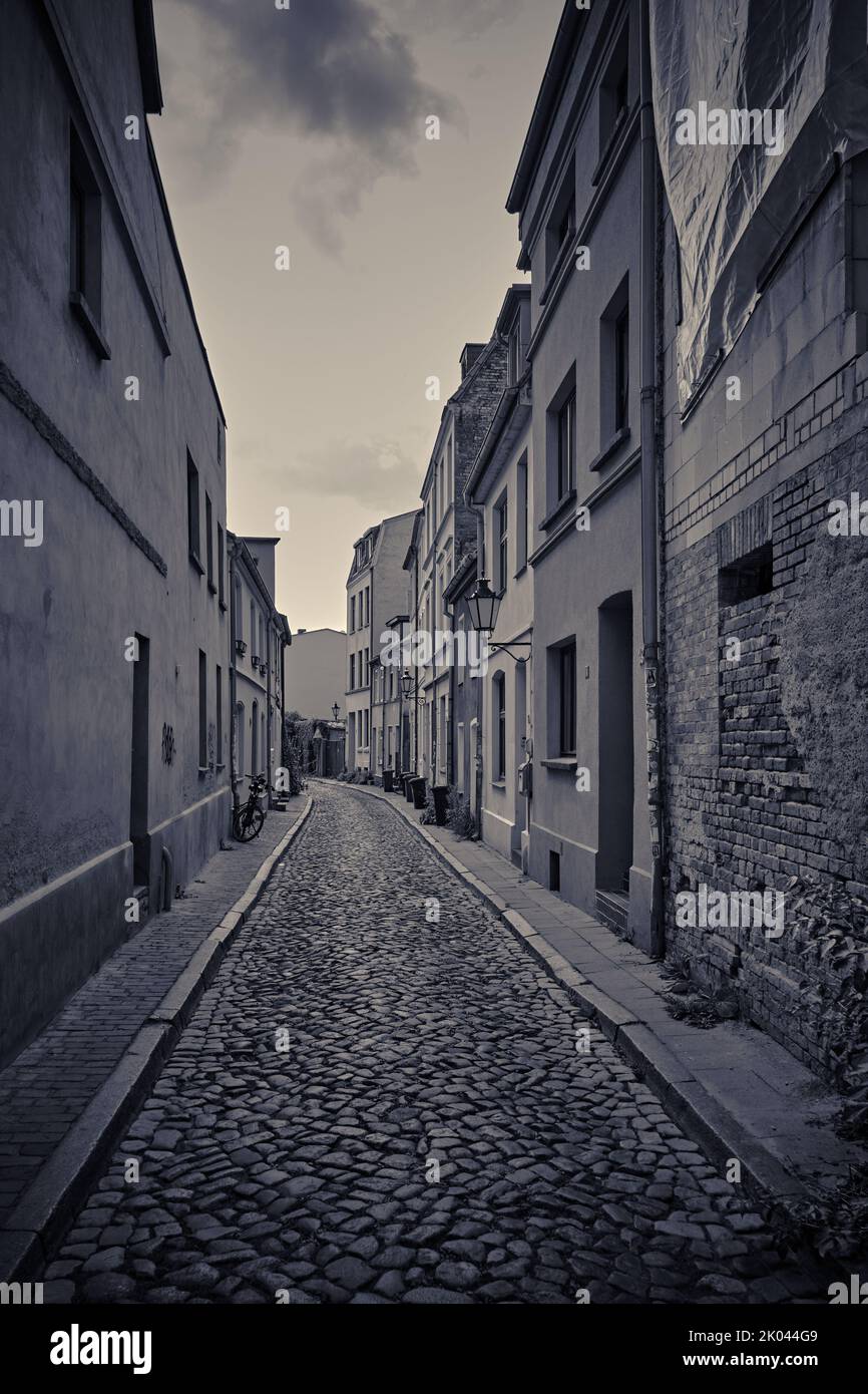 Vue à travers les ruelles étroites de la vieille ville, à l'écart du courant de masse touristique, photographié ici Blueffelstrasse, ville hanséatique de Wismar, Allemagne. Banque D'Images