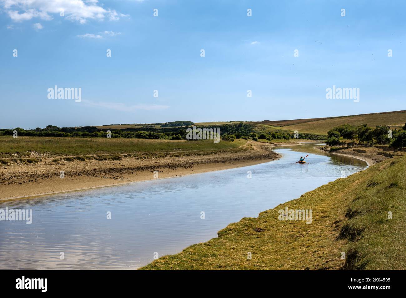 Les gens qui font du kayak sur la rivière Cuckmere un après-midi d'été, dans l'est du Sussex, en Angleterre Banque D'Images