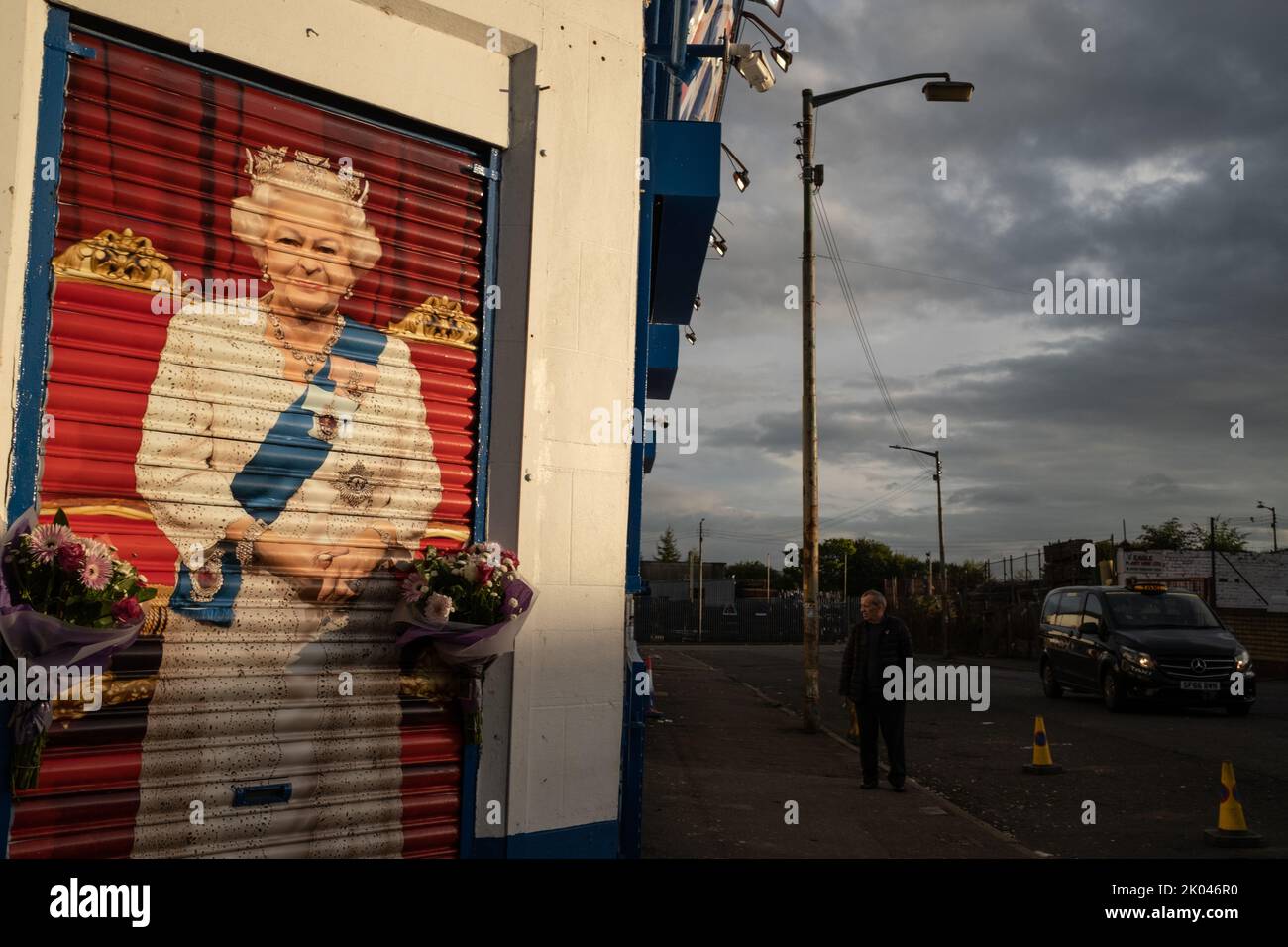 Glasgow, Écosse, 9 septembre 2022. Le Bristol Bar, un favori des supporters du FC Unioniste et Rangers, affiche un portrait de la reine Elizabeth II, et porte des drapeaux en Berne, en signe de respect pour sa Majesté, qui est décédée à l'âge de 96 ans, à Glasgow, en Écosse, le 9 septembre 2022. Crédit photo: Jeremy Sutton-Hibbert/ Alamy Live news. Banque D'Images