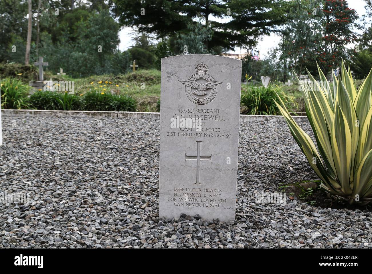 Nakuru, Vallée du Rift, Kenya. 9th septembre 2022. Vue sur une pierre tombale des tombes de la première et de la deuxième Guerre mondiale du Commonwealth au cimetière de Nakuru North. Selon la Commission des sépultures de guerre du Commonwealth, le cimetière nord de Nakuru contient 27 sépultures du Commonwealth de la première Guerre mondiale et 45 de la Seconde Guerre mondiale. Pendant la Seconde Guerre mondiale, la reine Elizabeth, alors princesse, a servi dans le Service territorial auxiliaire des femmes, la branche féminine de l'Armée britannique. (Image de crédit : © James Wakibia/SOPA Images via ZUMA Press Wire) Banque D'Images