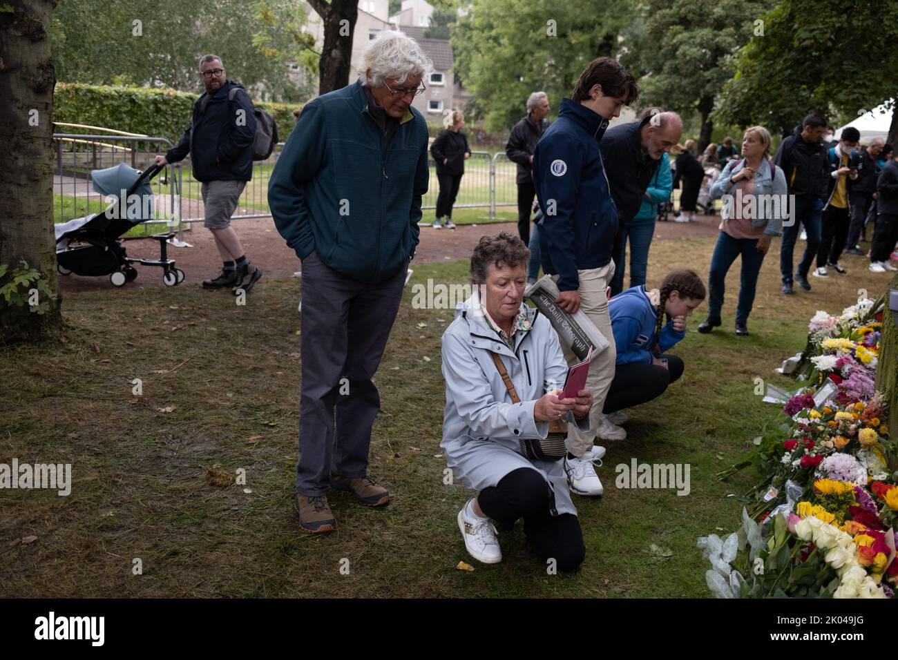 Édimbourg, Écosse, le 9 septembre 2022. La pose de fleurs au palais de Holyroodhouse comme marque de respect pour sa Majesté la reine Elizabeth II, qui est décédée à l'âge de 96 ans, à Édimbourg, en Écosse, le 9 septembre 2022. Crédit photo: Jeremy Sutton-Hibbert/ Alamy Live news. Banque D'Images