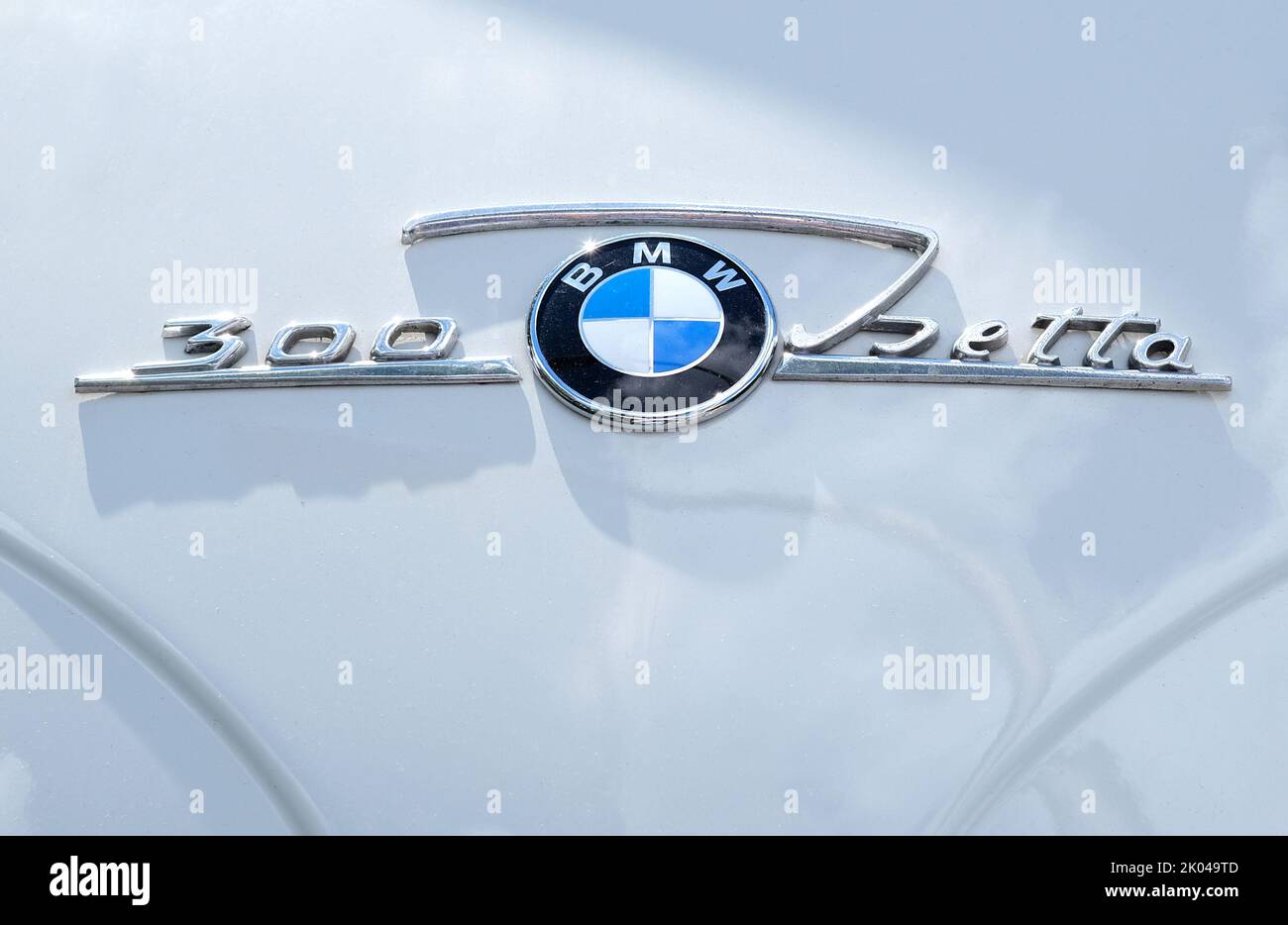 Berlin, Allemagne, 2 septembre 2022, logo BMW chromé avec inscription stylisée du « Isetta-300 » sur le panneau avant peint en blanc Banque D'Images