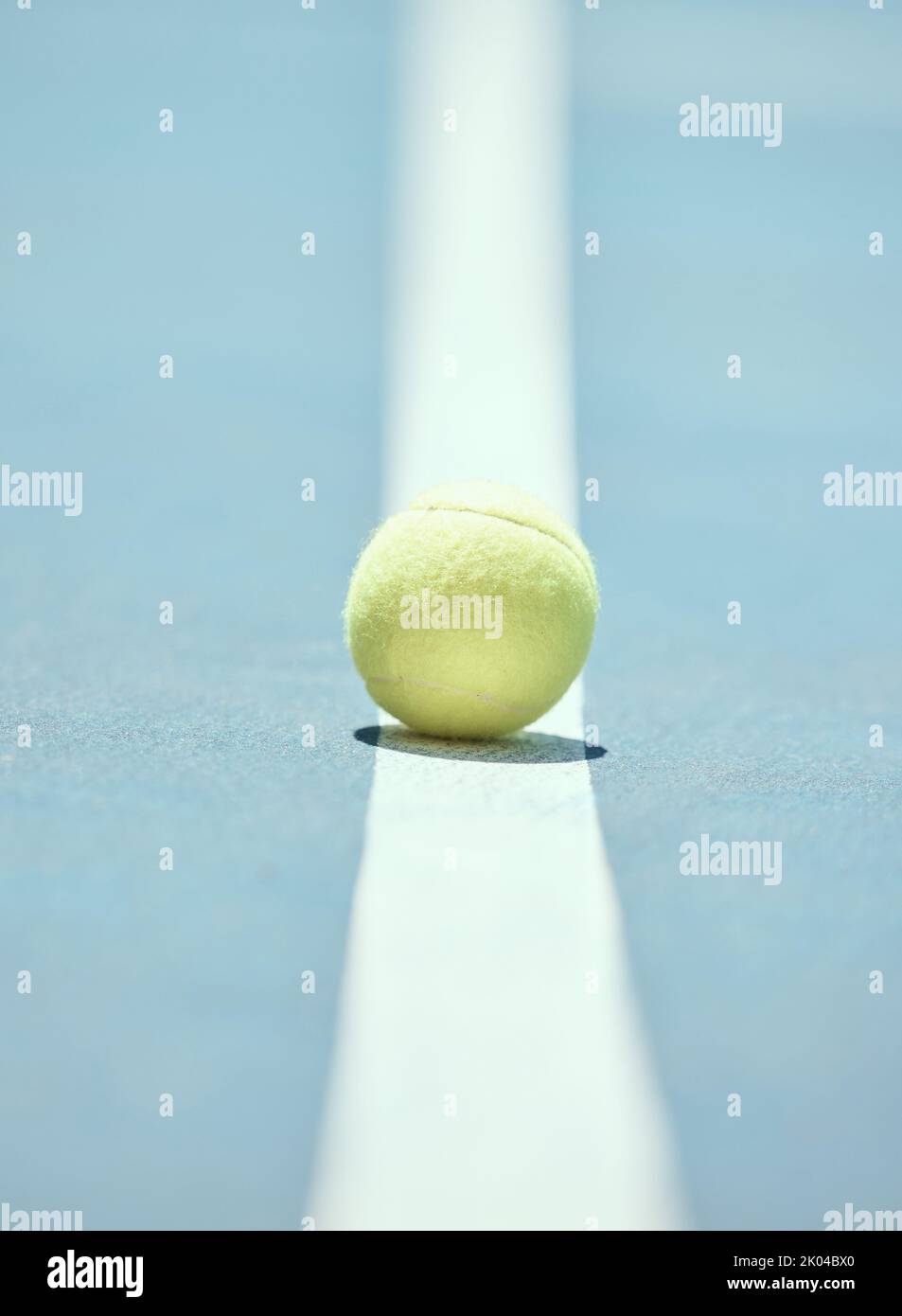 Ballon de tennis sur le sol d'un terrain de sport pendant l'entraînement pour un match en plein air en été. Gros plan de l'équipement pour l'équipe d'athlète pour former leur Banque D'Images