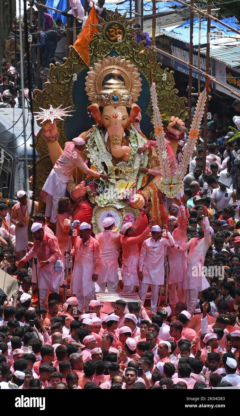 Mumbai, Inde. 09th septembre 2022. Les dévotés portent une idole du dieu hindou à tête d'éléphant Ganesh pendant la procession d'immersion. Anant Chaturdashi marque la fin d'un festival de dix jours de Ganesh Chaturthi (célébré comme anniversaire de Ganapati) où les dévotés immergent l'idole du dieu hindou à tête d'éléphant Ganesh dans l'eau de la mer d'Arabie. (Photo par Ashish Vaishnav/SOPA Images/Sipa USA) crédit: SIPA USA/Alay Live News Banque D'Images