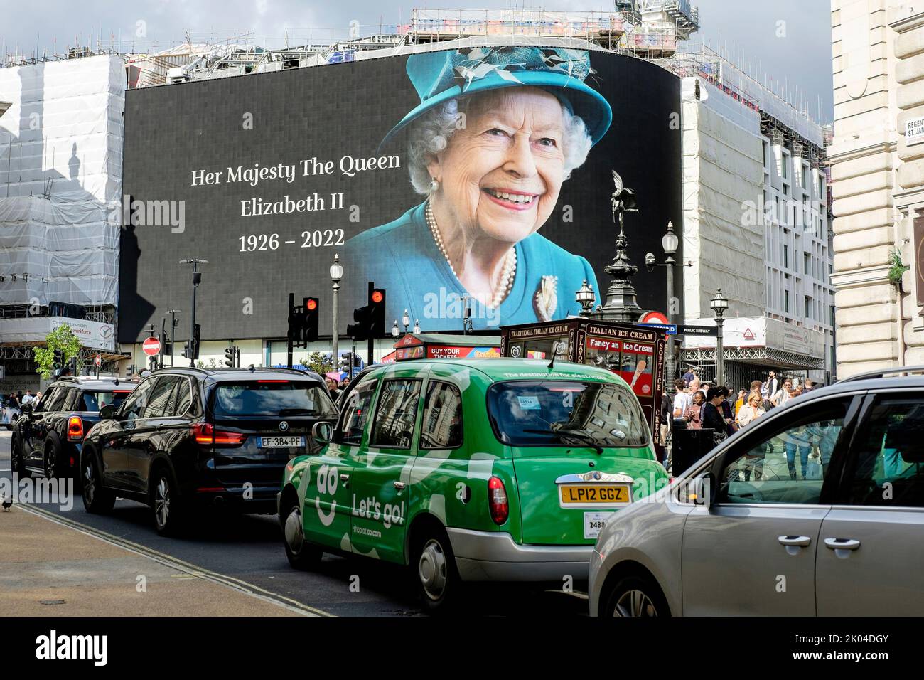 Londres, Royaume-Uni. 9th septembre 2022. Images de la reine Elizabeth II affichées sur les écrans de Piccadilly Circus en hommage à sa Majesté à la suite de sa mort le 8th septembre 2022. Banque D'Images