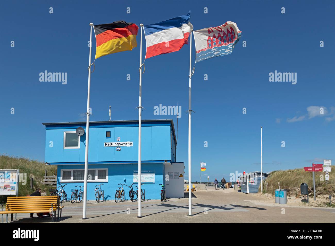 Station de sauvetage, drapeaux, péninsule de Steinwarder, Heiligenhafen, Schleswig-Holstein, Allemagne Banque D'Images