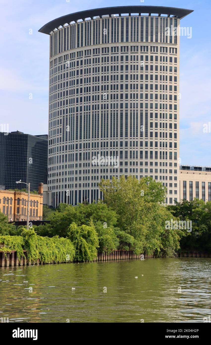 Le palais de justice du district des États-Unis et le centre-ville de Cleveland vus de la rivière Cuyahoga Banque D'Images