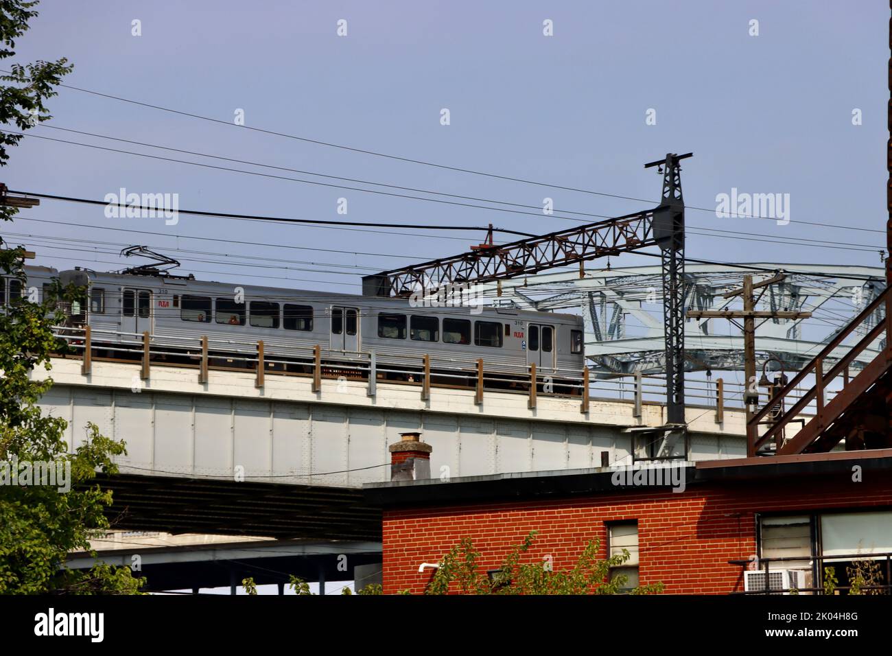 Le train RTA de Cleveland sur le pont au-dessus de la rivière Cuyahoga Banque D'Images