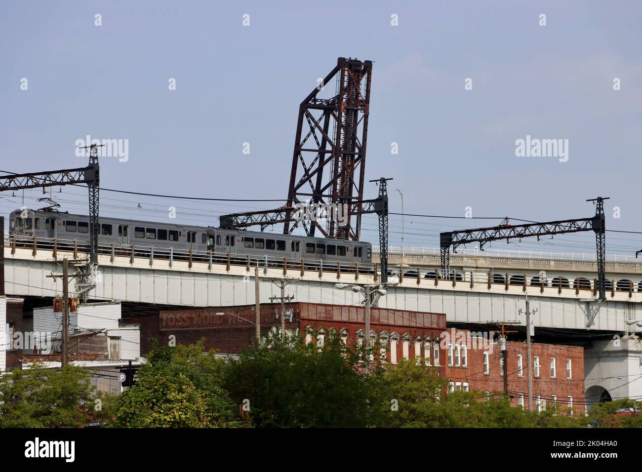 Le train RTA de Cleveland sur le pont au-dessus de la rivière Cuyahoga Banque D'Images