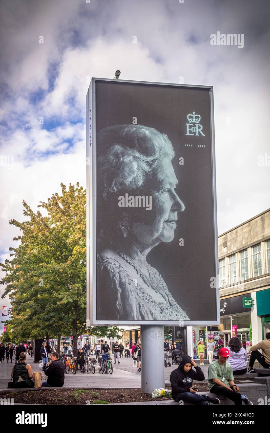 Southampton, Royaume-Uni. Jour 9 septembre 2022. D-jour 1 commémoration publique affichage numérique d'un panneau publicitaire représentant une image de sa Majesté la reine Elizabeth II - un jour après sa mort, comme marque de respect pour feu la reine Elizabeth II Banque D'Images