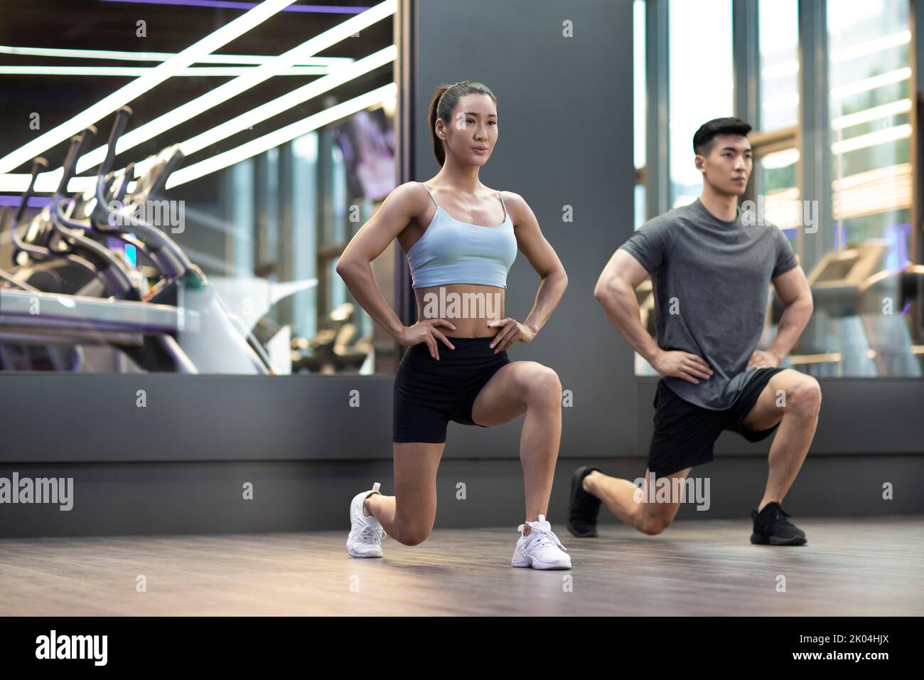 Jeune couple chinois de l'exercice à la salle de sport Banque D'Images