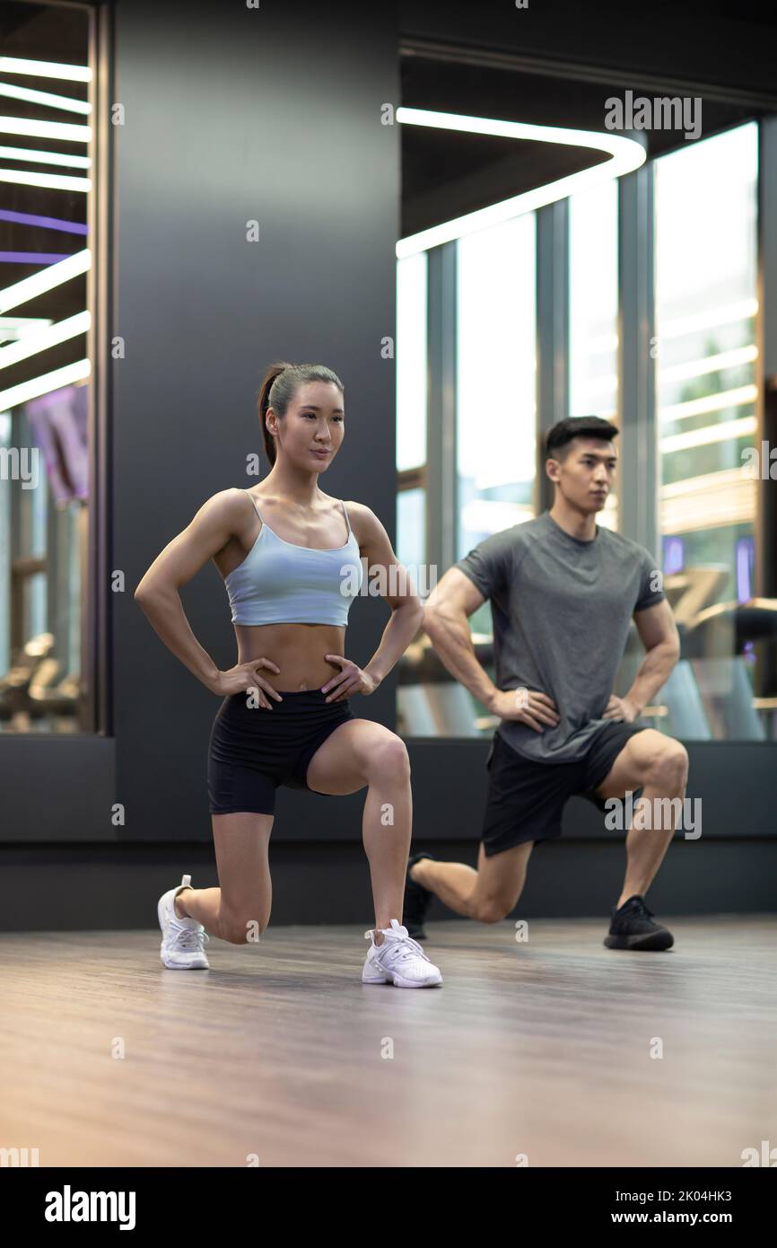 Jeune couple chinois de l'exercice à la salle de sport Banque D'Images