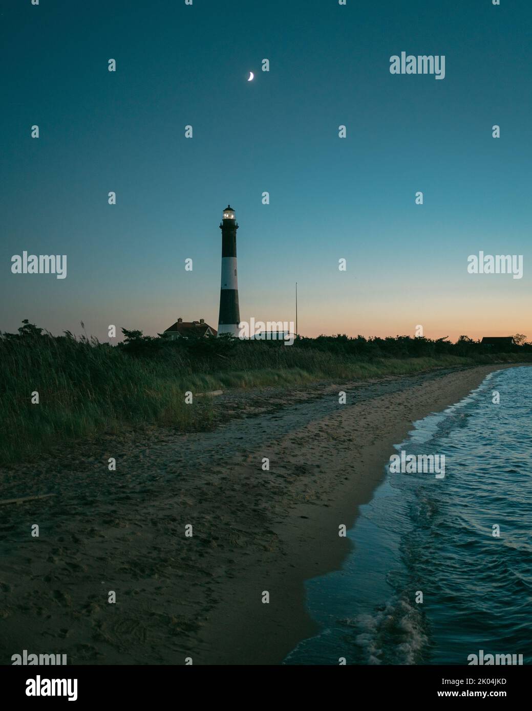 Vue sur le phare de Fire Island au coucher du soleil, Fire Island, New York Banque D'Images