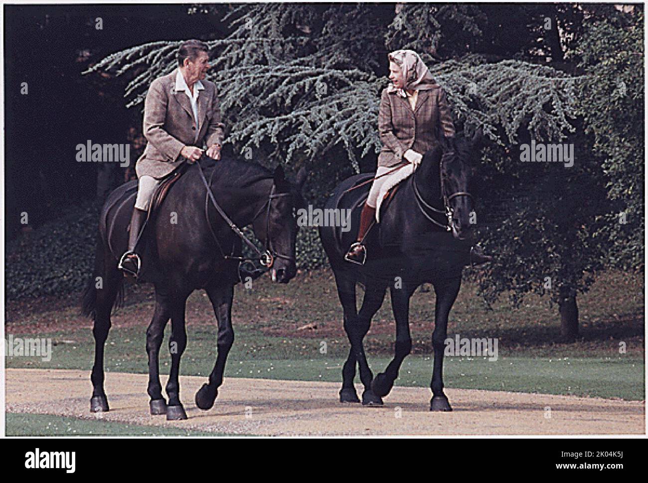 Londres, Angleterre - 8 juin 1982 -- le président des États-Unis Ronald Reagan et HRH la reine Elizabeth II équitation au château de Windsor, Angleterre. Credit: La Maison Blanche via CNP/MediaPunch Banque D'Images