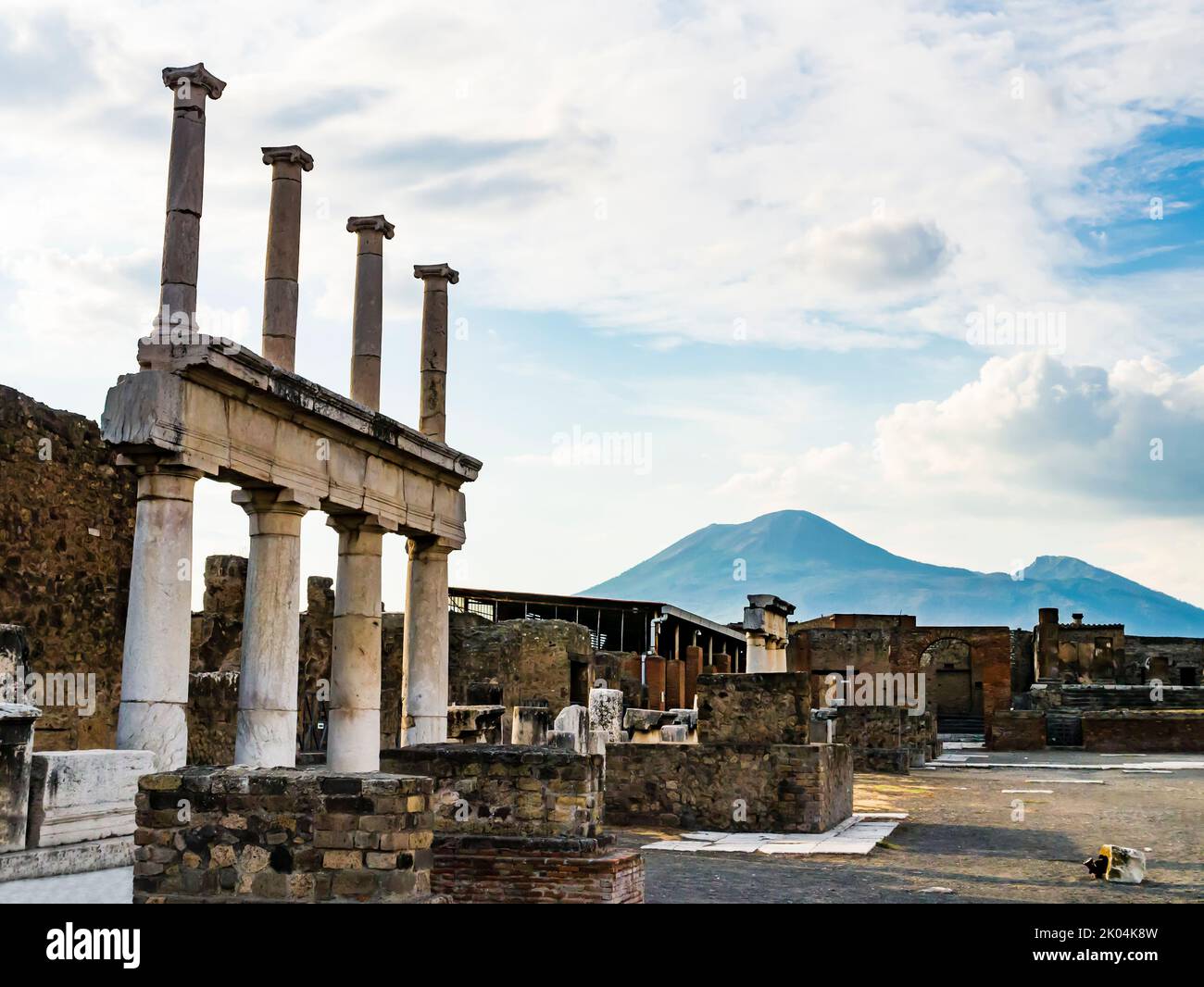 Les ruines de l'ancienne ville de Pompéi avec le volcan Vésuve en arrière-plan, Naples, Italie Banque D'Images