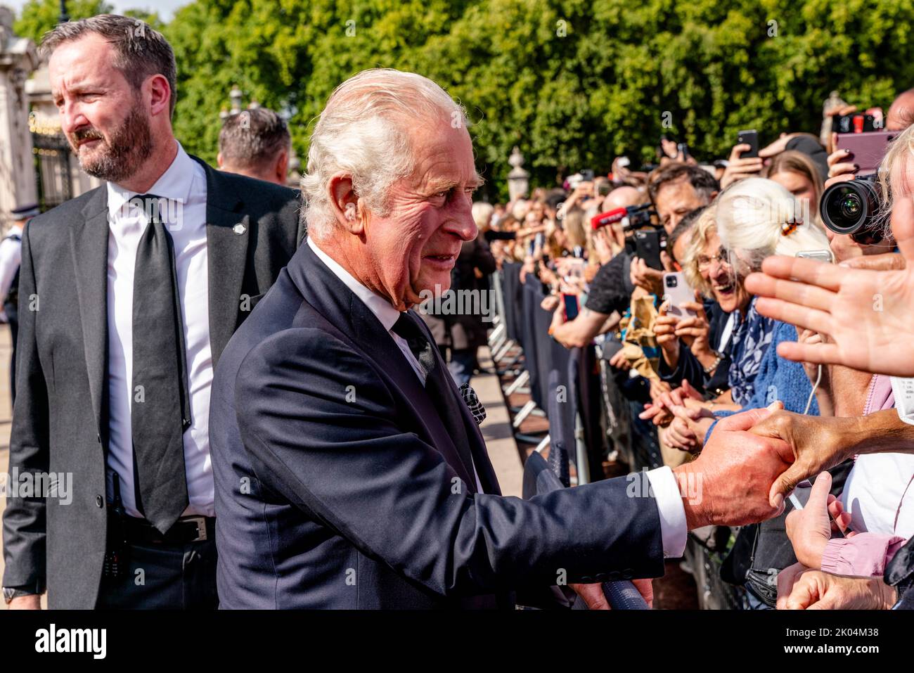 Londres, Royaume-Uni. 9th septembre 2022. Après le décès de sa mère, la reine Elizabeth II, le roi Charles III arrive au palais de Buckingham de Balmoral et accueille la foule en attente. Crédit : Grant Rooney/Alay Live News Banque D'Images