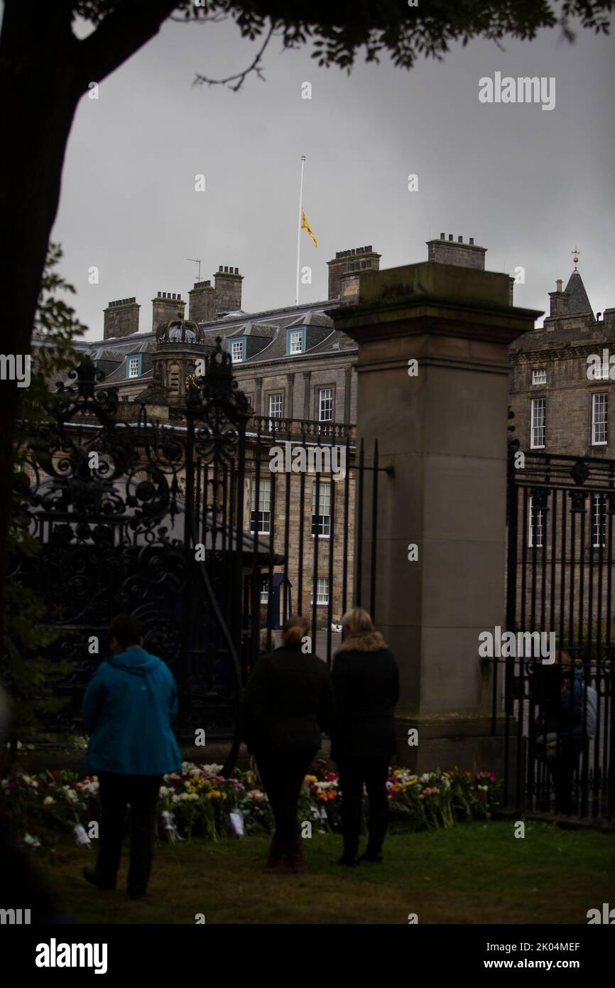 Édimbourg 9th septembre 20202. Les membres du public respectent le Palais de Holyroodhouse à Édimbourg. La Reine meurt pacifiquement à Balmoral le 8th septembre 2022. Scotland pic Credit: Pako Mera/Alay Live News Banque D'Images