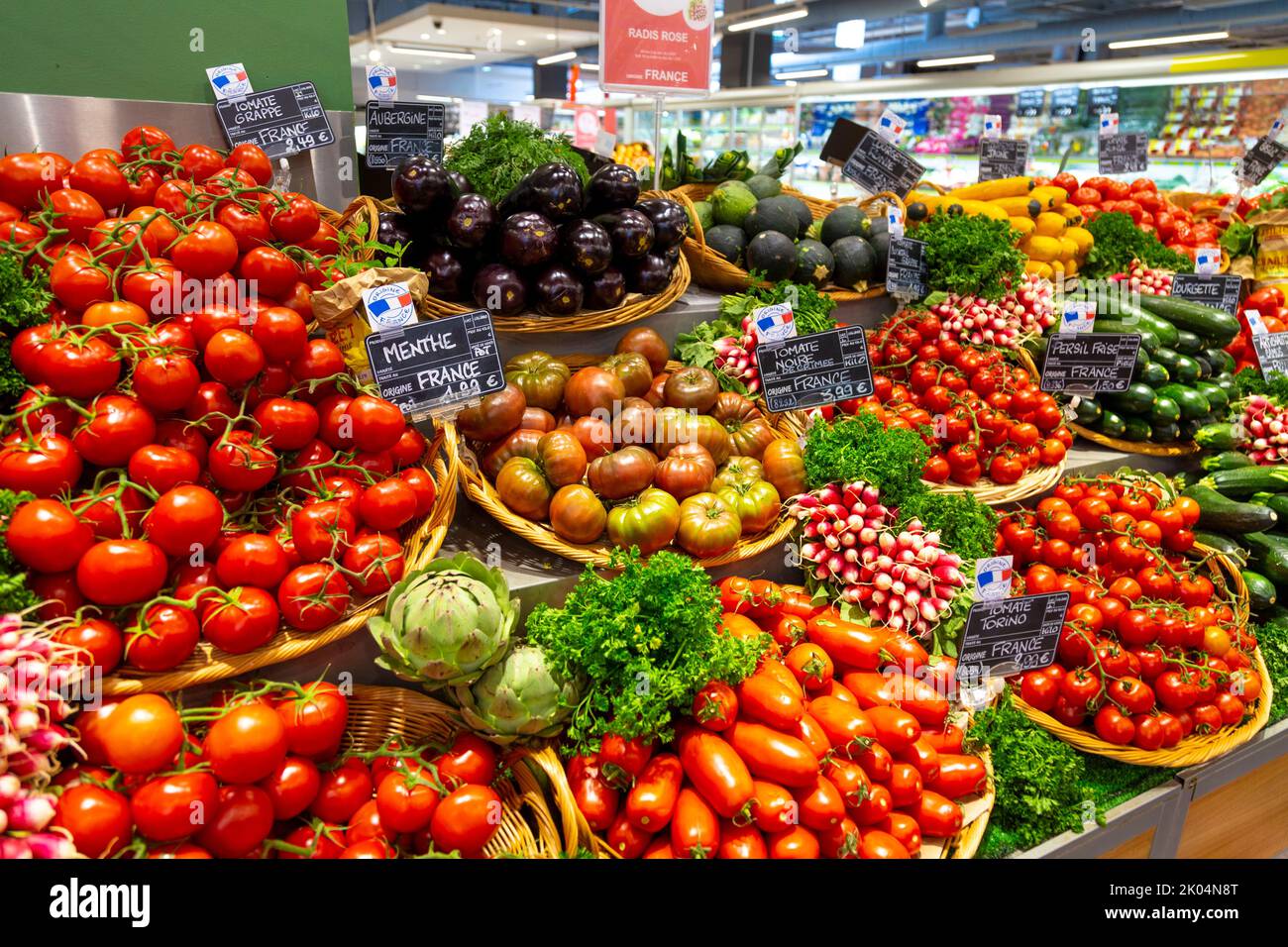 Légumes sans emballage disposés au supermarché Monprix, Colmar, France Banque D'Images