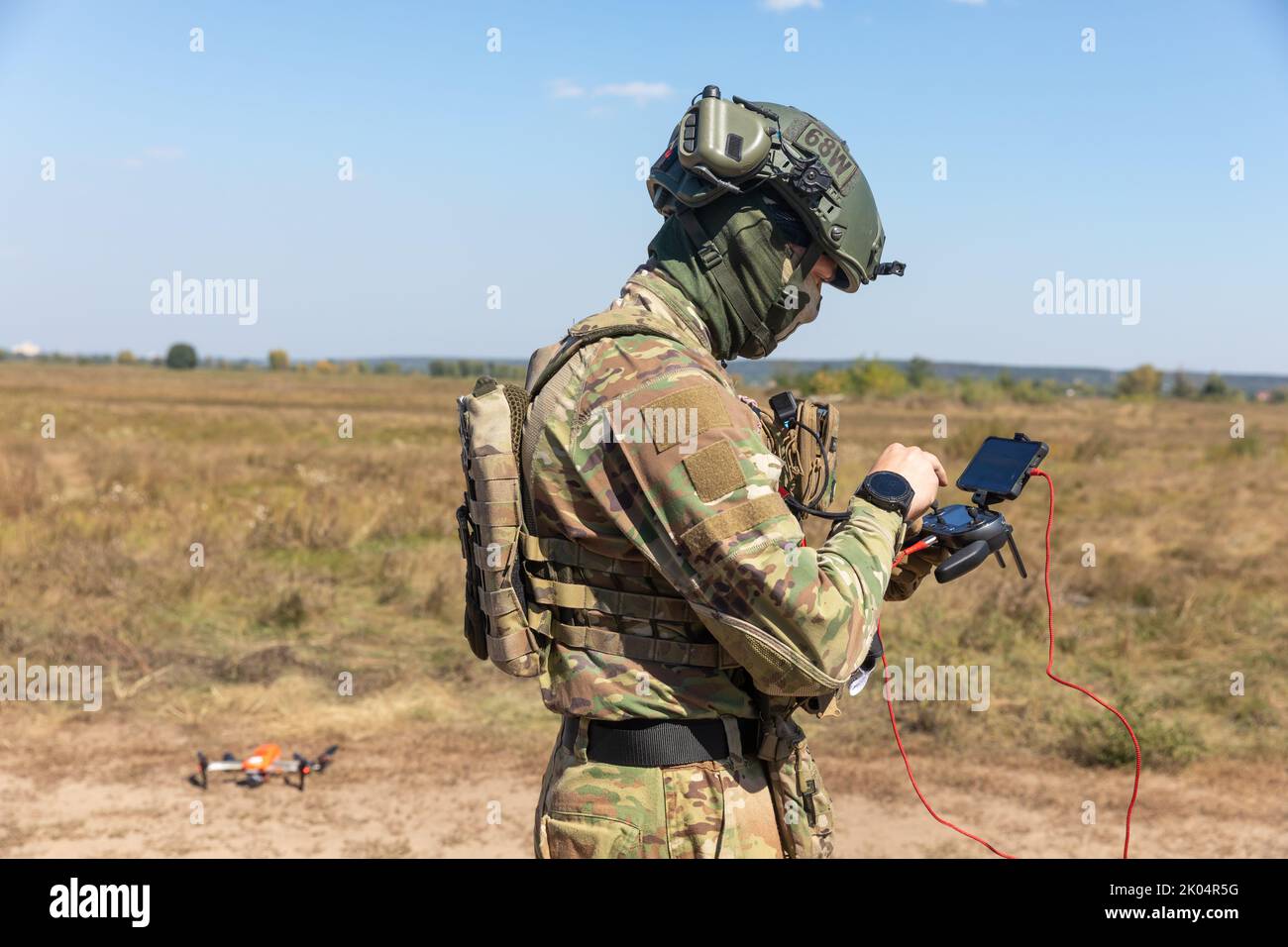 Un opérateur de drone lance un quadcopter pour surveiller le fonctionnement d'un robot d'évacuation lors de ses essais sur le terrain. Essais sur le terrain du drone à chenilles multifonction THEMIS de la société estonienne Milrem Robotics qui sera utilisé pour l'évacuation sur le front des soldats blessés par le bataillon médical 'Hospitalers'. Le robot d'évacuation Zhuravel a réussi le premier test. Le robot sera utilisé sur la ligne de front, dans les endroits où il est difficile pour les médecins d'atteindre par véhicule ou à pied. (Photo de Mykhaylo Palinchak/SOPA Images/Sipa USA) Banque D'Images