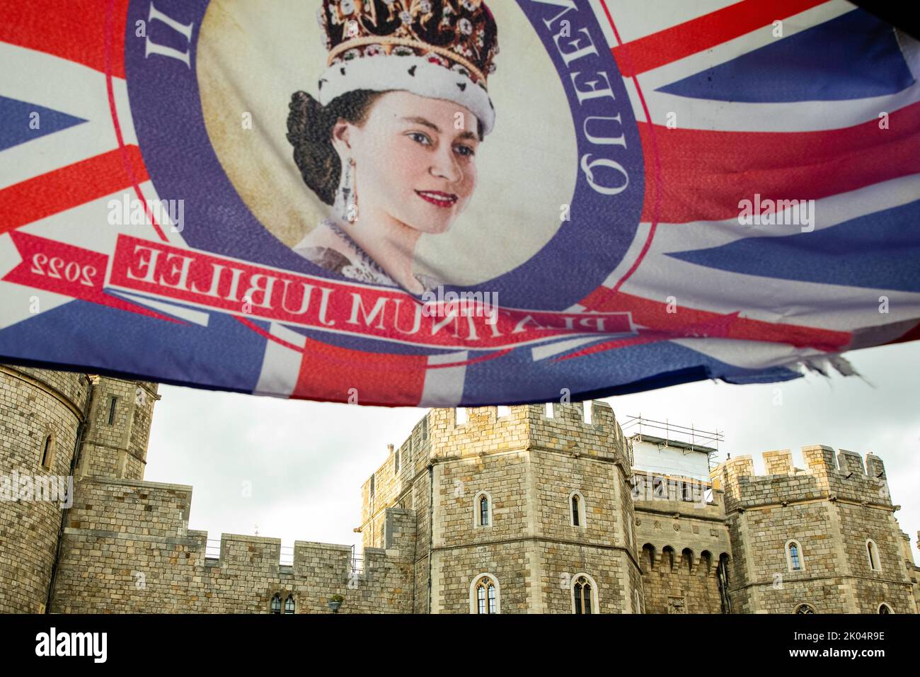 Windsor, Royaume-Uni. 9th septembre 2022. Une Union Jack portant une image de la reine Elizabeth II est exposée en face du château de Windsor. La reine Elizabeth II, le monarque le plus longtemps au pouvoir au Royaume-Uni, est décédée à Balmoral à l'âge de 96 ans la veille après un règne de 70 ans. Crédit : Mark Kerrison/Alamy Live News Banque D'Images