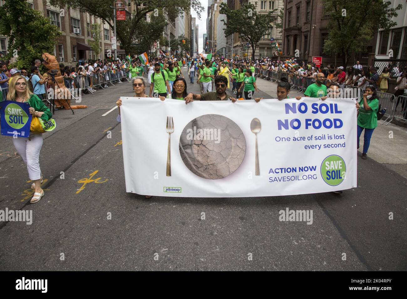 75th anniversaire Indian Independence Day Parade sur Madison Avenue à New York. Les membres du mouvement environnemental Save Soil dansent dans le pasrade. Save Soil est un mouvement mondial lancé par Saddguru, pour résoudre la crise des sols en réunissant des gens du monde entier pour défendre la santé des sols et en soutenant les dirigeants de toutes les nations pour mettre en place des politiques et des actions nationales visant à augmenter la teneur biologique dans les sols cultivables. Banque D'Images