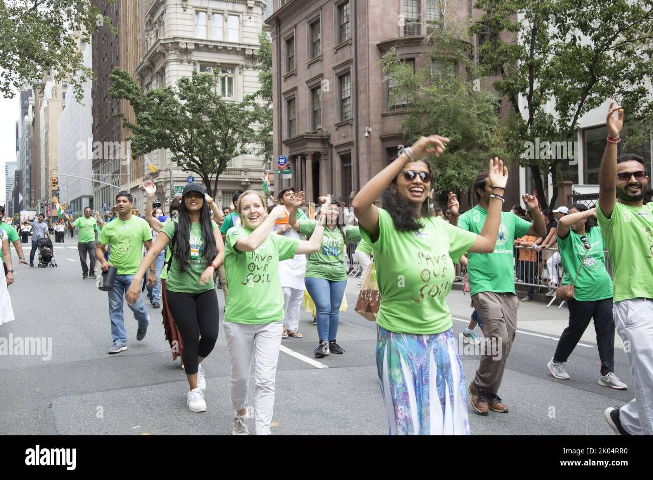 75th anniversaire Indian Independence Day Parade sur Madison Avenue à New York. Les membres du mouvement environnemental Save Soil dansent dans le pasrade. Save Soil est un mouvement mondial lancé par Saddguru, pour résoudre la crise des sols en réunissant des gens du monde entier pour défendre la santé des sols et en soutenant les dirigeants de toutes les nations pour mettre en place des politiques et des actions nationales visant à augmenter la teneur biologique dans les sols cultivables. Banque D'Images