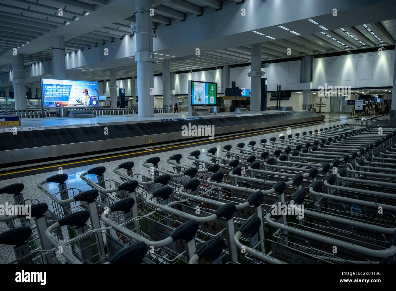 Vue intérieure de la zone de récupération des bagages de l'aéroport international de Hong Kong. Alors que les pays du monde entier ont assoupli la politique de quarantaine après deux ans de la pandémie, le gouvernement de Hong Kong a annoncé qu'il allait assouplir la politique de quarantaine de la COVID-19 à compter du 12 août 2022, la période de quarantaine des hôtels pour les arrivées à l'étranger sera réduite de 7 à 3 jours, Suivis de quatre jours de surveillance médicale à domicile ou dans un autre lieu d'hébergement, les arrivées doivent être soumises à un test PCR et À UN TEST DE RAT dès qu'elles franchissent la frontière. (Photo par Alex Chan TSZ Yuk/SOPA Images/Sipa USA) Banque D'Images