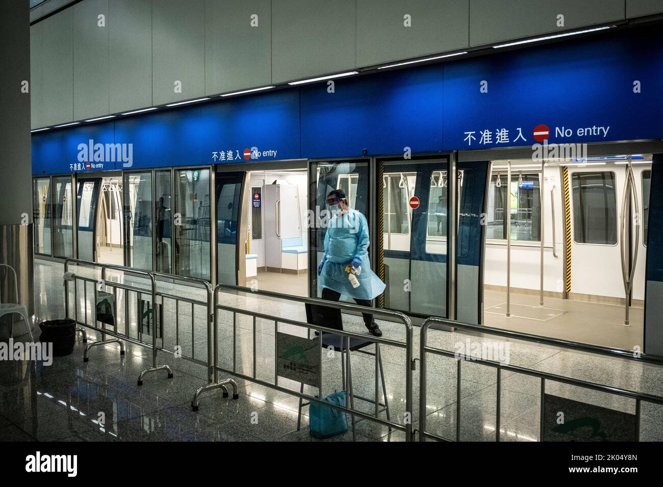 Hong Kong, Chine. 7th septembre 2022. Un personnel portant un équipement de protection individuelle (EPI) a fini de nettoyer le train transportant les arrivées à l'aéroport international de Hong Kong. Alors que les pays du monde entier ont assoupli la politique de quarantaine après deux ans de la pandémie, le gouvernement de Hong Kong a annoncé qu'il allait assouplir la politique de quarantaine de la COVID-19 à compter du 12 août 2022, la période de quarantaine des hôtels pour les arrivées à l'étranger sera réduite de 7 à 3 jours, Suivis de quatre jours de surveillance médicale à domicile ou dans un autre lieu d'hébergement, les arrivées doivent être soumises à un test PCR et À UN TEST DE RAT dès qu'elles franchissent la frontière Banque D'Images