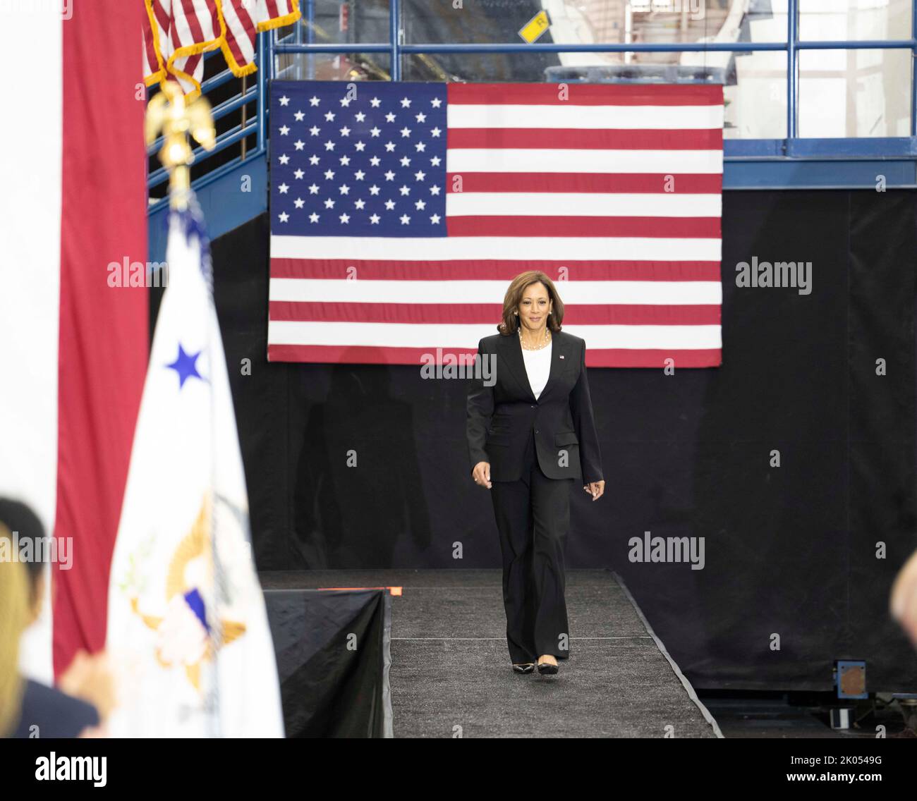 Houston, Texas, États-Unis. 9th septembre 2022. Le vice-président américain KAMALA HARRIS entre dans la salle pour parler au personnel de la National Aeronautics and Space Administration (NASA) avant de présider une réunion du Conseil spatial national au laboratoire de simulation de la NASA au sud de Houston. ©Bob Daemmrich Banque D'Images Houston, Texas, États-Unis. 9th septembre 2022. Le vice-président américain KAMALA HARRIS entre dans la salle pour parler au personnel de la National Aeronautics and Space Administration (NASA) avant de présider une réunion du Conseil spatial national au laboratoire de simulation de la NASA au sud de Houston. ©Bob Daemmrich Banque D'Images