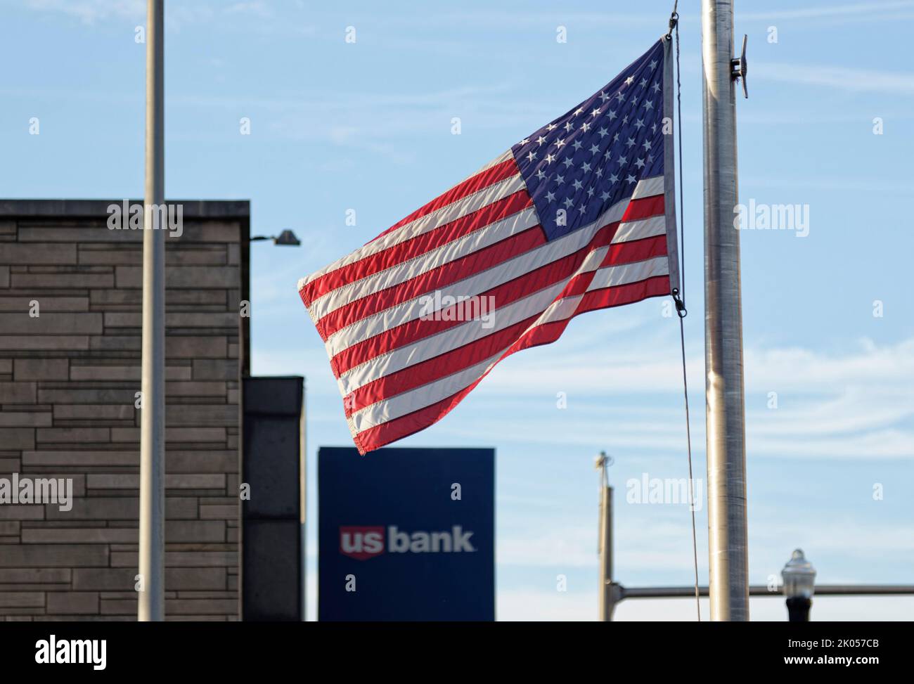 Owensboro, Kentucky, États-Unis. 09 septembre 2022. Un drapeau américain à l'extérieur d'une succursale de la banque américaine vole à la moitié du personnel en l'honneur de la reine Elizabeth II, monarque des royaumes du Royaume-Uni et du Commonwealth, le lendemain de sa mort. Le gouverneur du Kentucky a ordonné que les drapeaux de tous les bâtiments de l'État soient abaissés jusqu'à la moitié du personnel jusqu'au coucher du soleil le jour de l'internement de sa Majesté et encourage les entreprises privées et les individus à se joindre à l'hommage. Les 13 bandes du drapeau représentent les 13 colonies britanniques d'origine qui sont devenues les États-Unis d'Amérique. (Crédit: Billy Suratt/Apex MediaWire via Alay Live News) Banque D'Images