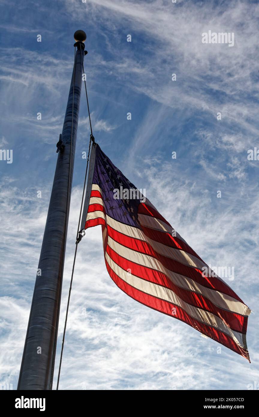 Owensboro, Kentucky, États-Unis. 09 septembre 2022. Un drapeau américain à l'extérieur d'une banque vole à la moitié du personnel en l'honneur de la reine Elizabeth II, monarque des royaumes du Royaume-Uni et du Commonwealth, le lendemain de sa mort. Le gouverneur du Kentucky a ordonné que les drapeaux de tous les bâtiments de l'État soient abaissés jusqu'à la moitié du personnel jusqu'au coucher du soleil le jour de l'internement de sa Majesté et encourage les entreprises privées et les individus à se joindre à l'hommage. Les 13 bandes sur le drapeau représentent les 13 colonies britanniques originales qui sont finalement devenues les États-Unis d'Amérique. (Crédit: Billy Suratt/Apex MediaWire via Alay Live News) Banque D'Images