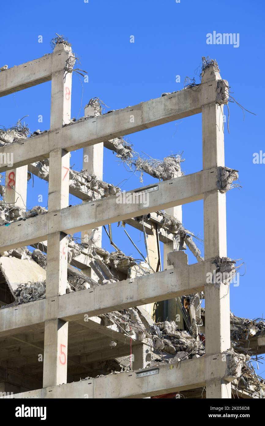 Construction en béton armé partiellement démolie contre un ciel bleu Banque D'Images