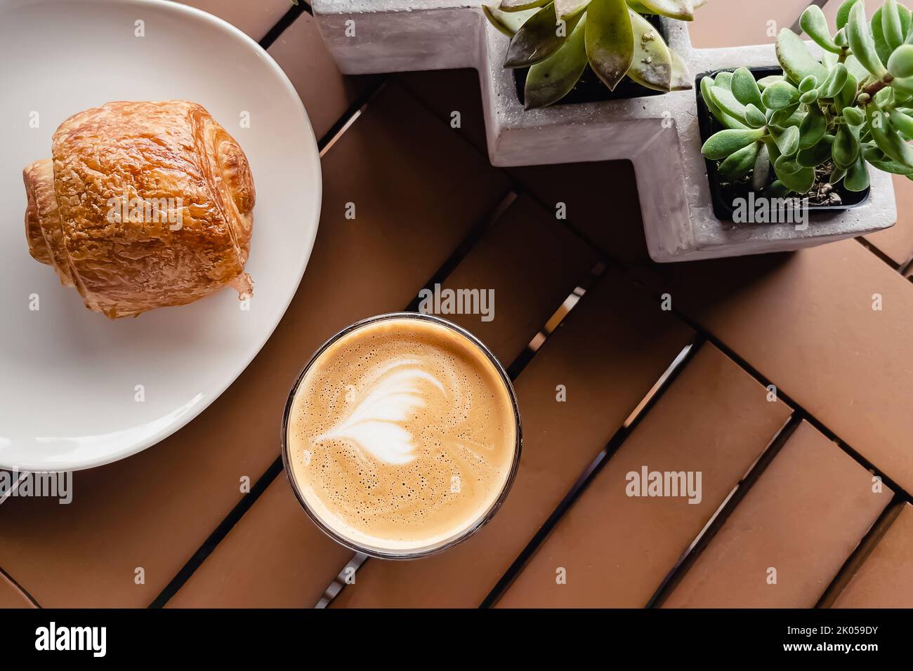 Tasse de croissant blanc plat et chocolat sur la table dans un café moderne, vue de dessus Banque D'Images