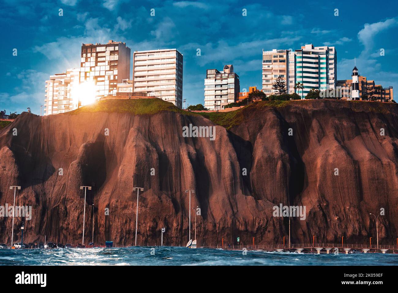 Falaise avec bâtiments Malecon de Miraflores vue de la mer avec des vagues par une journée ensoleillée Banque D'Images