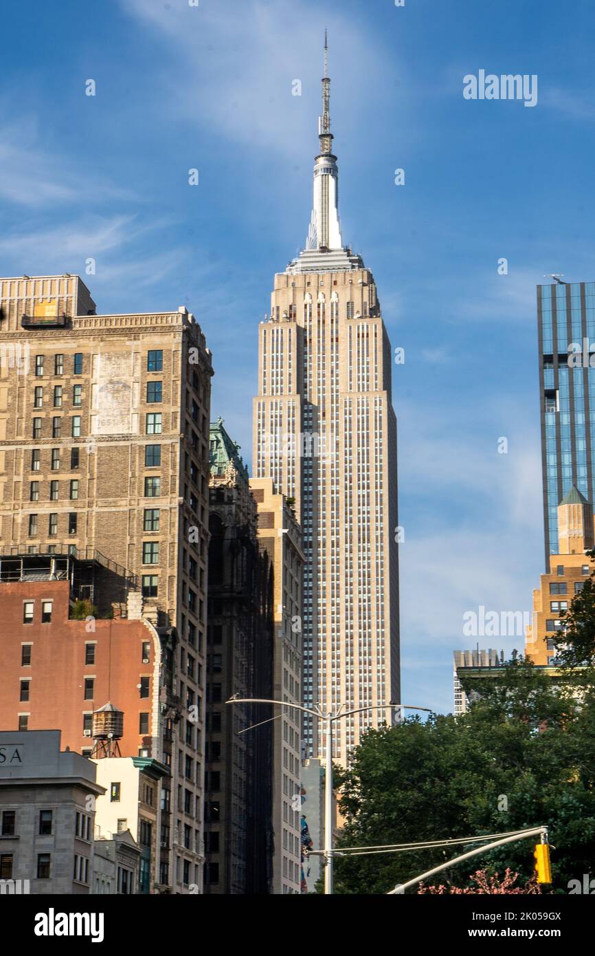 New York, NY - États-Unis - 3 septembre 2022 vue verticale de l'emblématique Empire State Building, vue depuis Madison Square Park à Manhattan. Banque D'Images