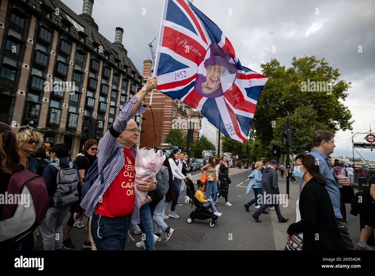 Londres, Royaume-Uni. 09th septembre 2022. Un homme vu portant un drapeau avec la reine Elizabeth II et portant un t-shirt de 'Keep calm, continue' dans le centre de Londres après la mort de la reine Elizabeth II Crédit : SOPA Images Limited/Alamy Live News Banque D'Images