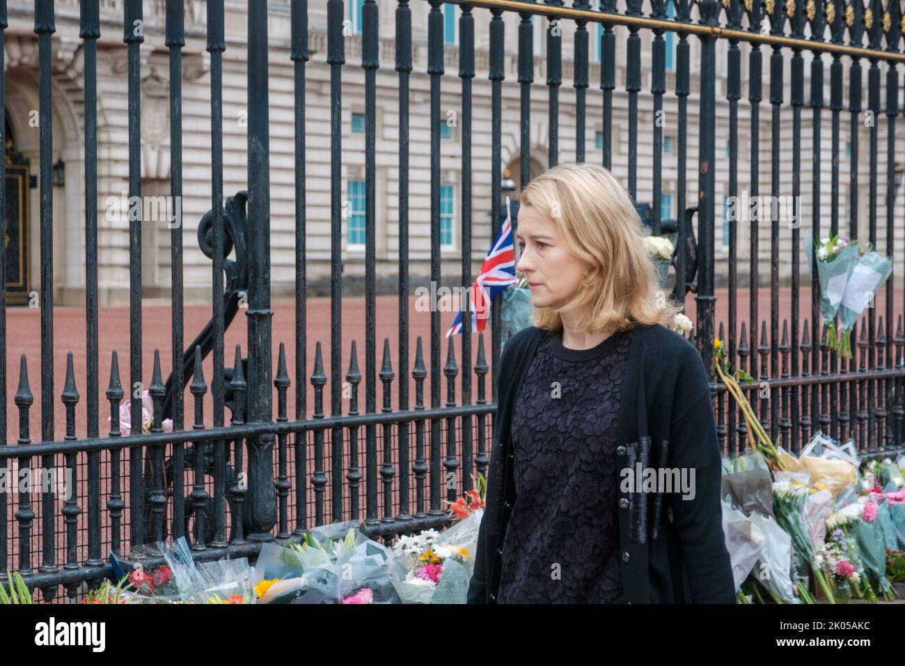 Les membres du public continuent de déposer des fleurs et des messages pour la reine Elizabeth II, après son décès hier soir Banque D'Images