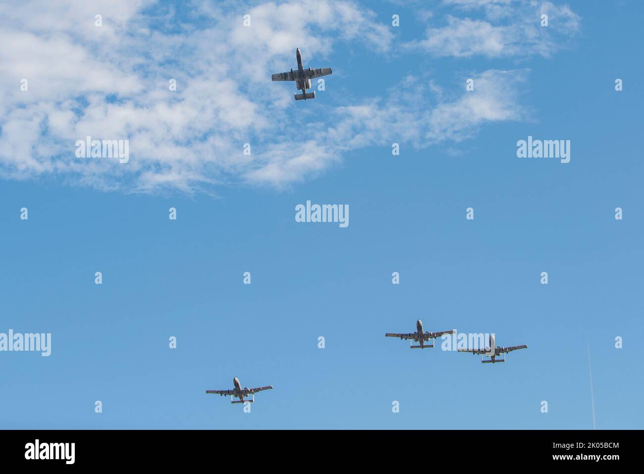 La 124th Fighter Wing Wing de la Garde nationale aérienne de l’Idaho accueille le concours biennal A-10 Thunderbolt II, Hawgfume, du 6 au 9 septembre 2022. Les pilotes de l'Idaho ont effectué une formation d'homme disparu le 6 septembre pour se souvenir des morts alors qu'ils ont survolé Gowen Field, Idaho, marquant le début traditionnel de la cérémonie d'ouverture qui commence la compétition. Le Warhawk Air Museum de l'Idaho a également effectué un survol avec un Curtiss P-40N Warhawk et un P-47D Thunderbolt. La formation de l'homme disparu est un salut aérien, typiquement à la mémoire d'un pilote tombé. Les plans volent dans une formation avec un espace où un plan devrait être. Une pl Banque D'Images