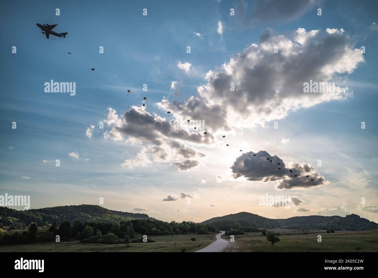 Les parachutistes de l'armée américaine affectés à la Brigade aéroportée 173rd effectuent l'opération aéroportée sur la zone de chute de Hohenfels au joint multinational Readiness Center à Hohenfels, en Allemagne, le 7 septembre 2022 dans le cadre de l'exercice Sabre Junction 22. Sabre Junction 22 est un exercice multinational de rotation conçu pour évaluer la préparation de la Brigade aéroportée 173rd de l'armée américaine à exécuter des opérations terrestres unifiées en une seule opération, L'environnement combiné et promouvoir l'interopérabilité avec plus de 4 500 participants des États-Unis et des pays alliés et partenaires de l'Armée américaine Grafenwoehr et Hohenfels tra Banque D'Images
