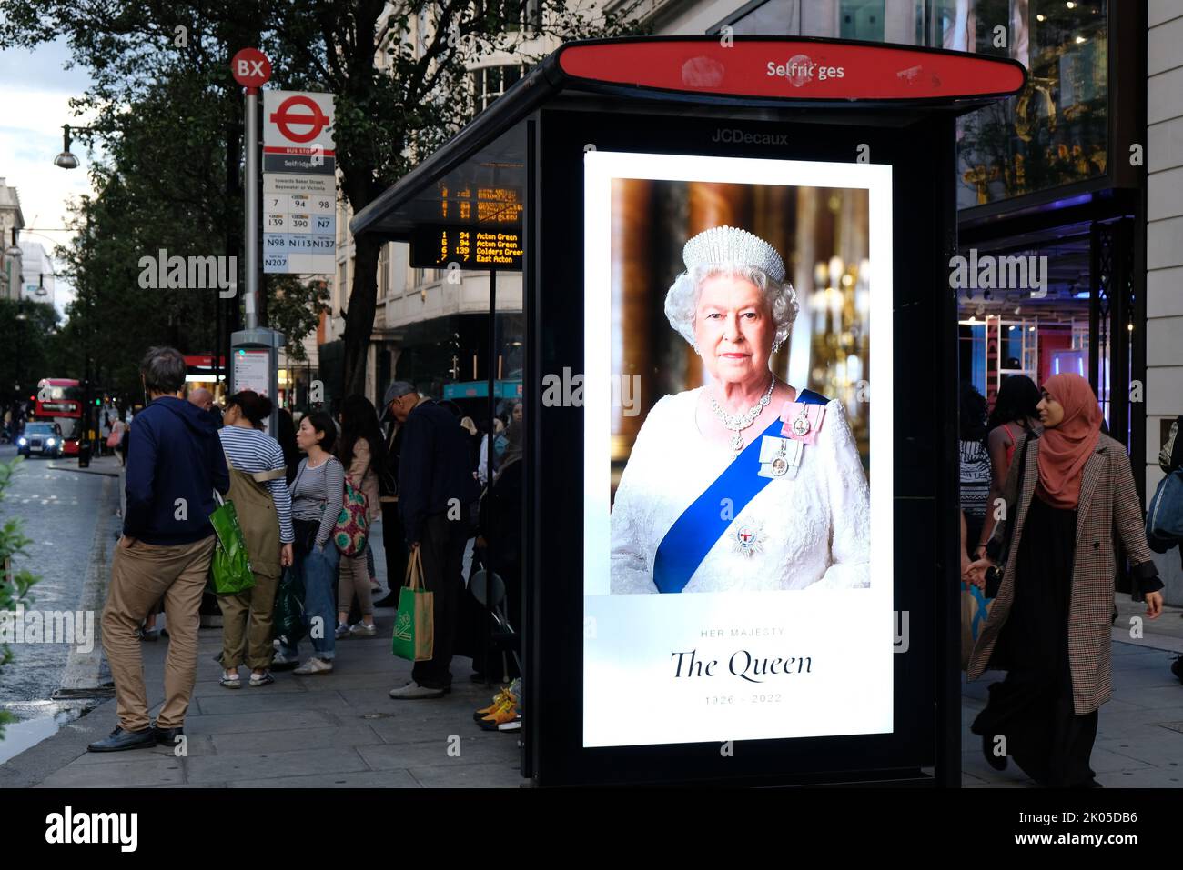 Londres, Royaume-Uni. 9th septembre 2022. Le portrait de la Reine apparaît sur un panneau d'affichage numérique à un arrêt de bus. Les entreprises rendent hommage à sa Majesté la Reine le premier jour de deuil officiel. La Reine était le monarque le plus longtemps en service, avec son règne qui dure 70 ans. Crédit : onzième heure Photographie/Alamy Live News Banque D'Images