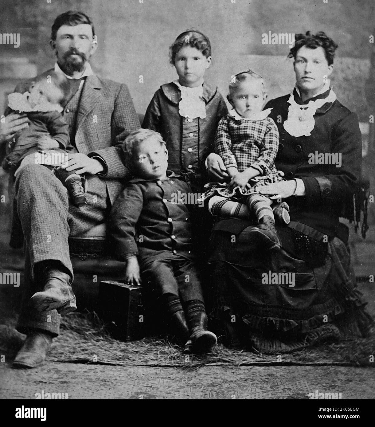 Un portrait de famille de type bricolé, env. 1880s. Banque D'Images