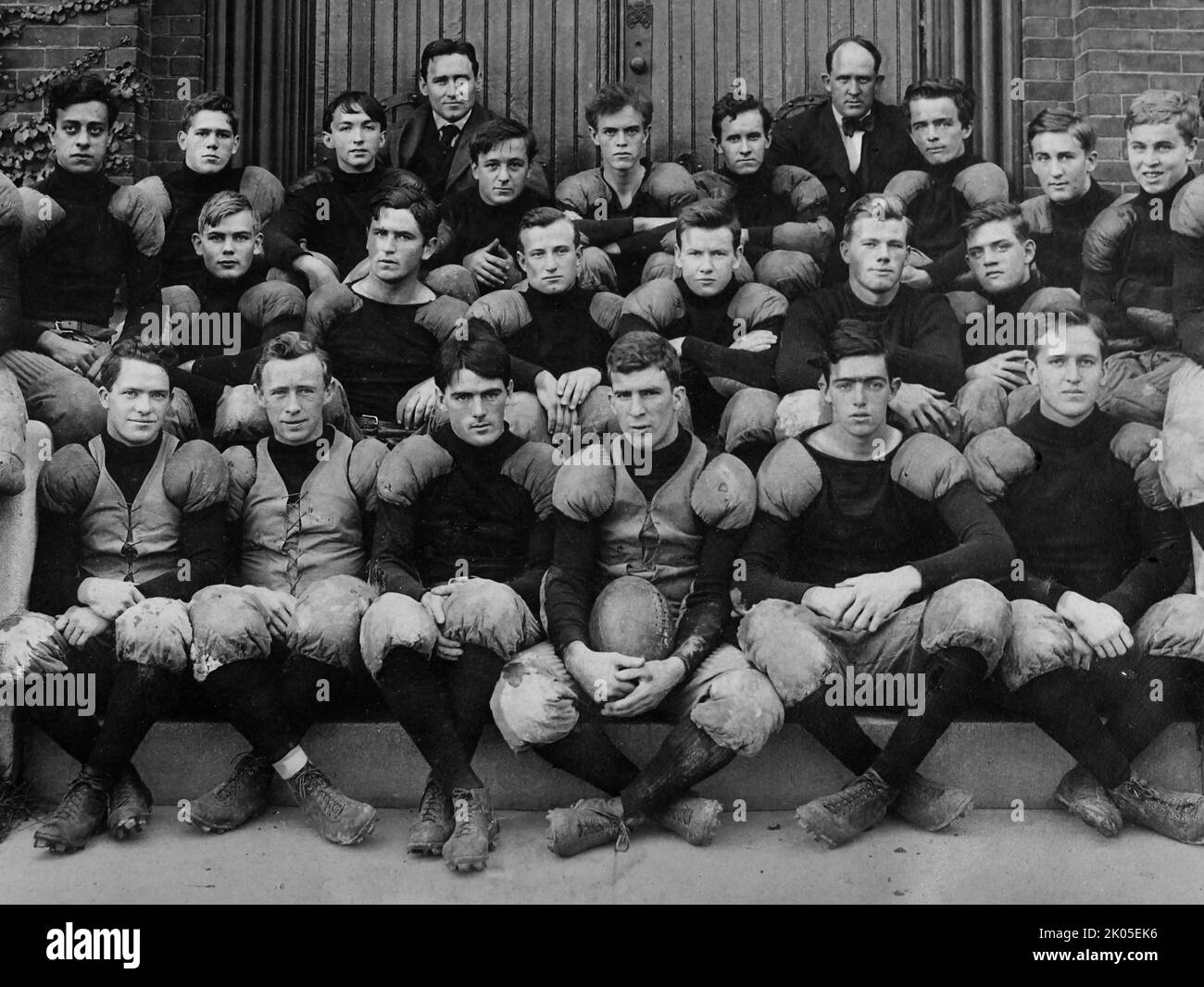 Portrait de l'équipe de football de l'école secondaire en Nouvelle-Angleterre, env. 1920. Banque D'Images